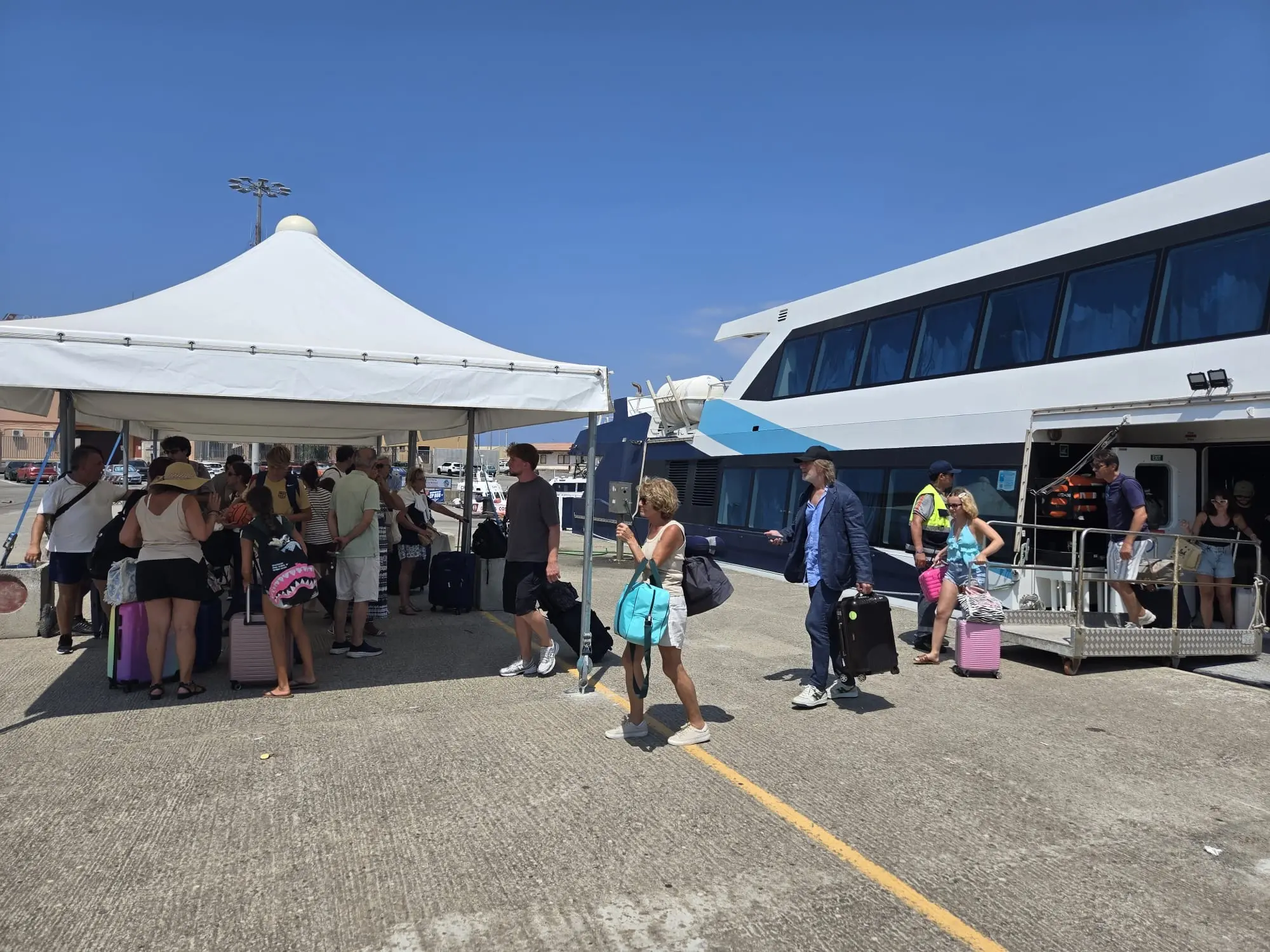Collegamenti tra Vibo Marina e le Isole Eolie, passeggeri ancora in crescita: il Comune chiede corse giornaliere e fondi alla Regione