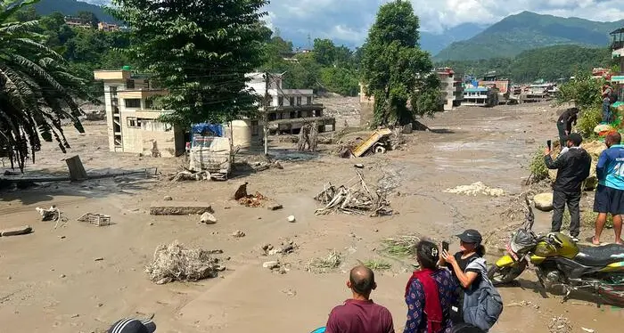 <p>Alluvione tra Nepal e Tibet, 17 morti: Farnesina in contatto con <span style=\"color:hsl(0, 75%, 60%);\">due italiani bloccati</span></p>