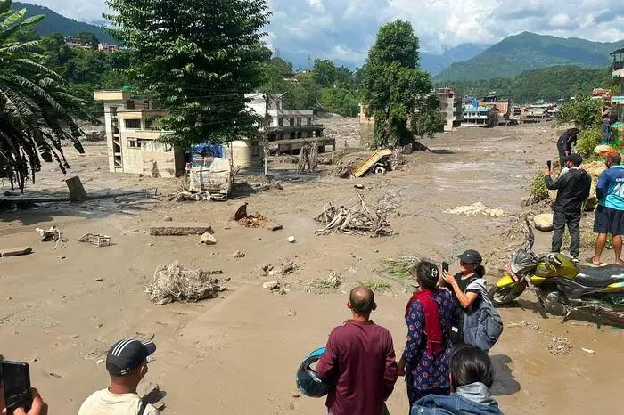 Alluvione tra Nepal e Tibet, 17 morti: Farnesina in contatto con due italiani bloccati\n