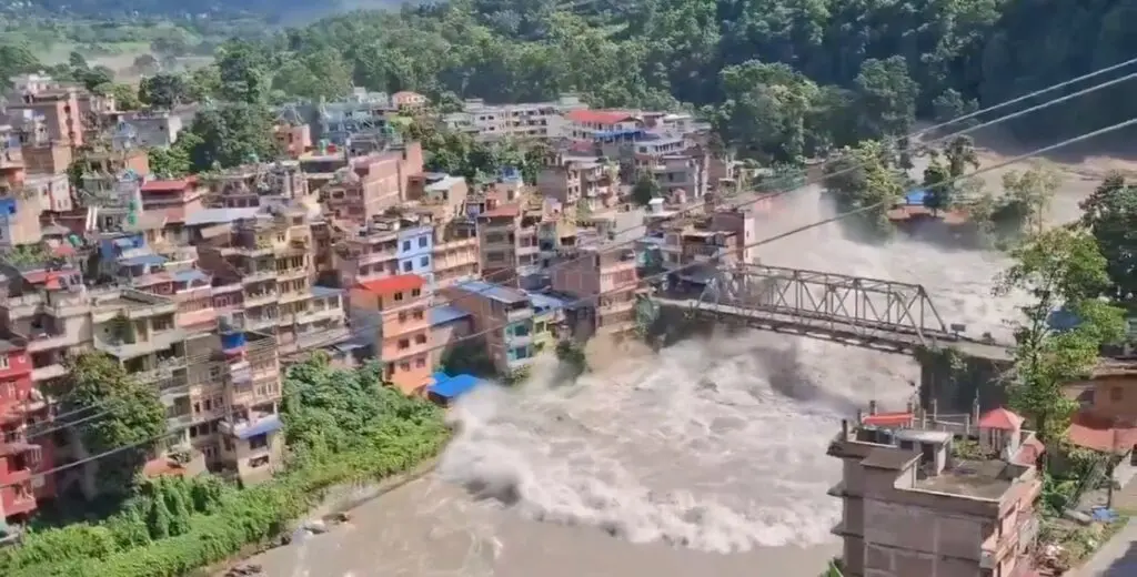Alluvione in Nepal, si temono numerose vittime: dispersi anche centinaia di turisti\n