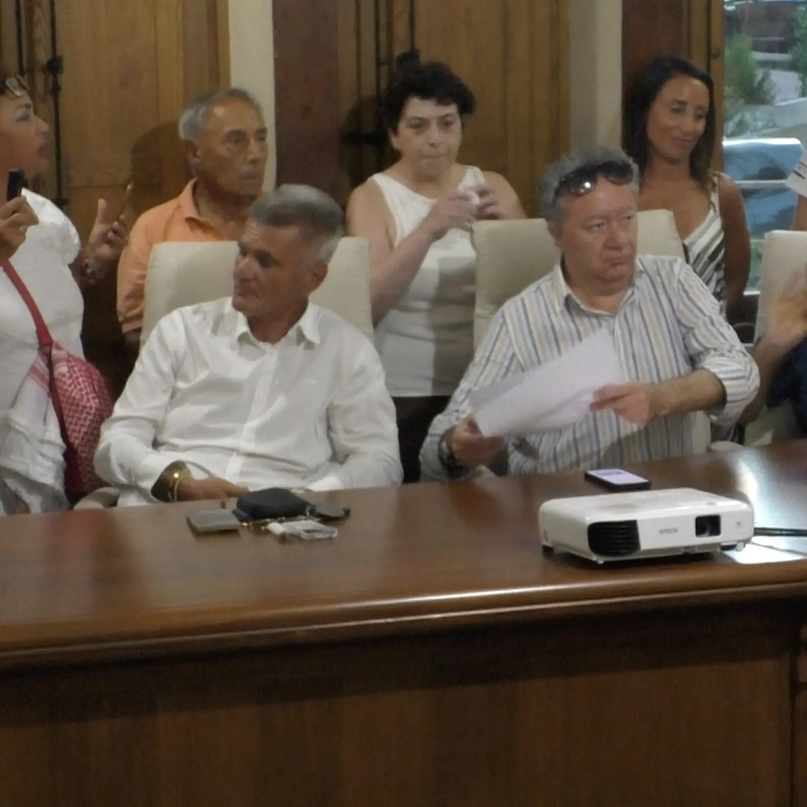 Riace, dopo il consiglio si alza lo scontro politico: l’opposizione denuncia aggressioni\n