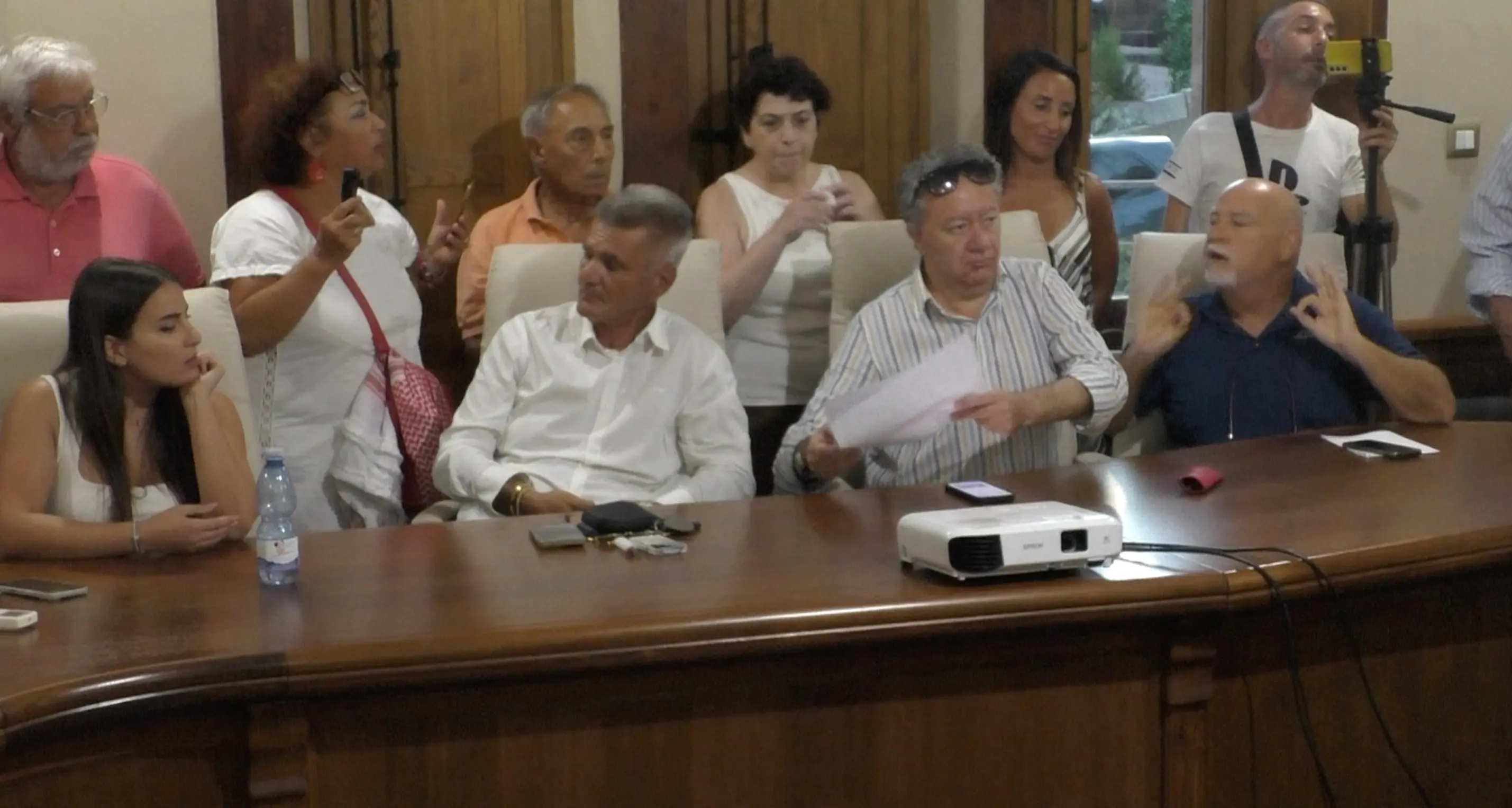 Riace, dopo il consiglio si alza lo scontro politico: l’opposizione denuncia aggressioni\n