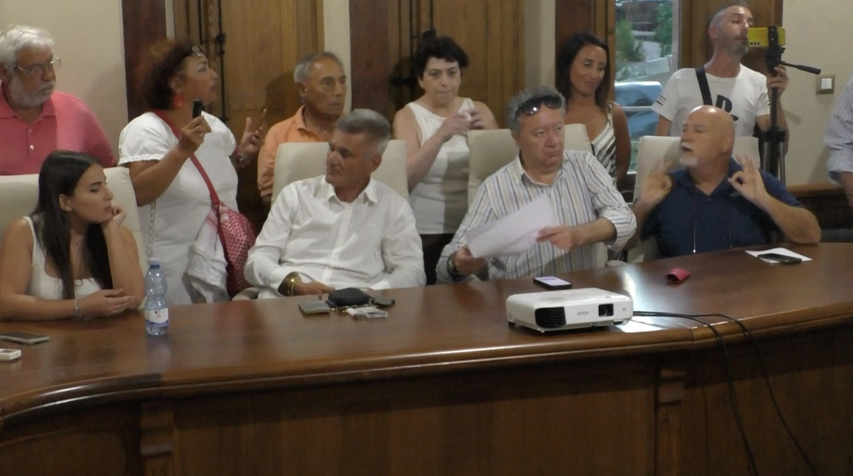 Riace, dopo il consiglio si alza lo scontro politico: l’opposizione denuncia aggressioni\n
