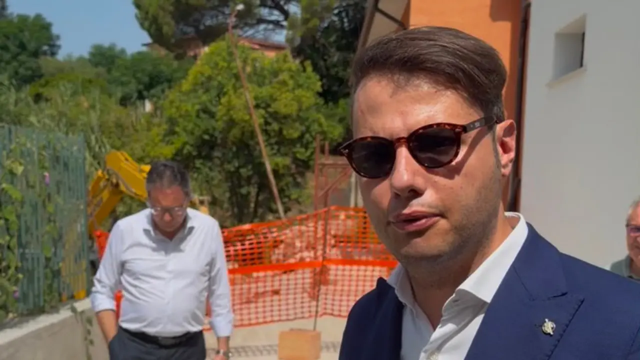 <p>Il sindaco Marco Pio Martino davanti al cantiere della scuola</p>\\n
