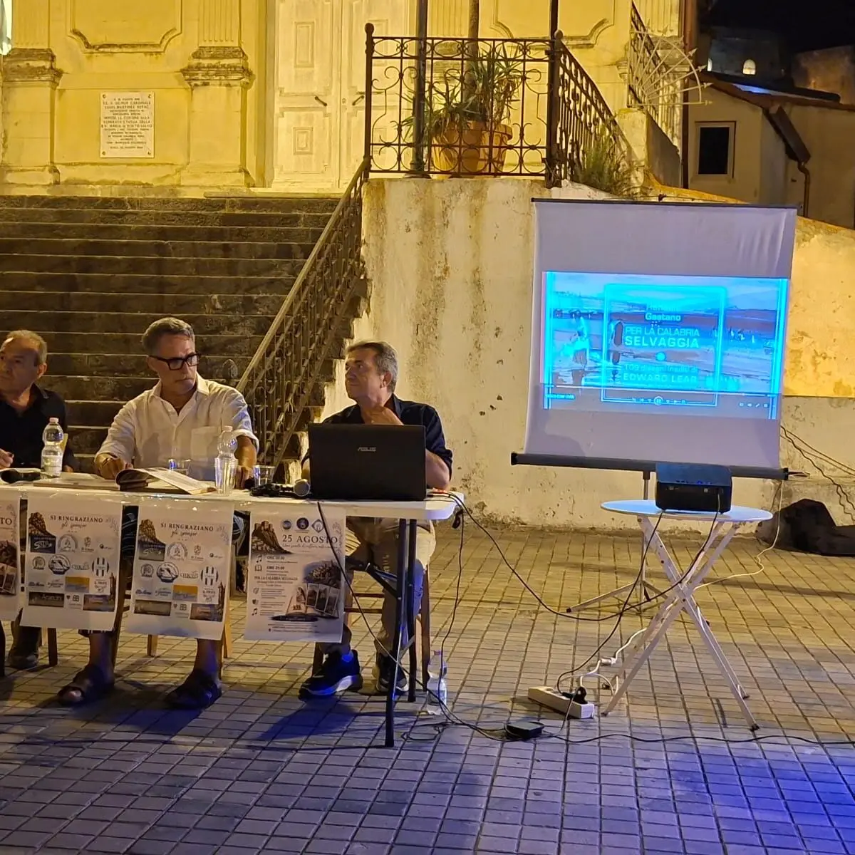 La magia di Edward Lear incontra il mare di Scilla: fascino e cultura a Chianalea per \"La Calabria Selvaggia\"\n