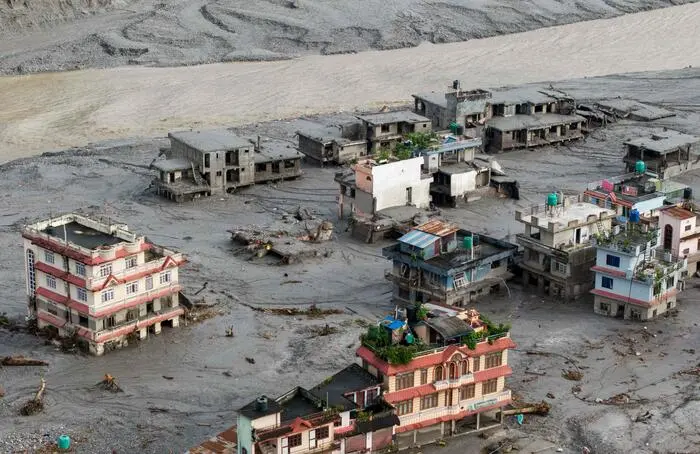 Alluvione tra Tibet e Nepal, il collasso di un ghiacciaio scatena la tragedia. Il bilancio provvisorio:\u00A0165 morti e 826 dispersi\n