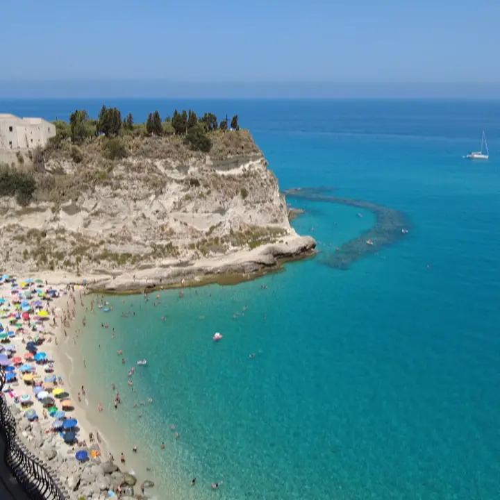 Turismo a Tropea, arrivi stabili ma soggiorni più lunghi: a luglio crescono i pernottamenti\n