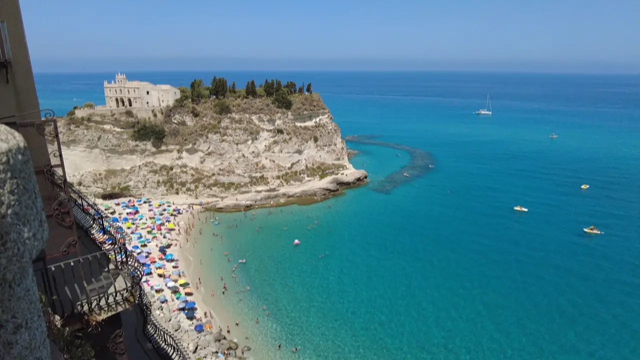 <p>Lo scoglio e la chiesa di Santa Maria dell'Isola a Tropea</p>\\n