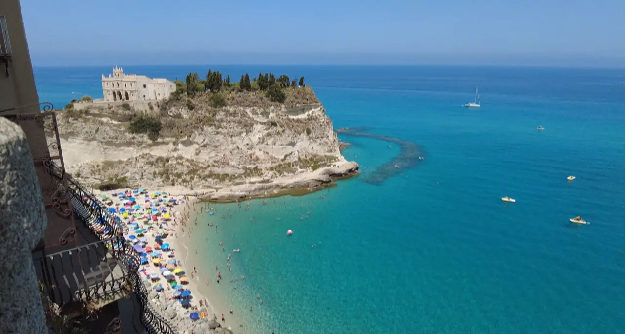 Turismo a Tropea, arrivi stabili ma soggiorni più lunghi: a luglio crescono i pernottamenti\n