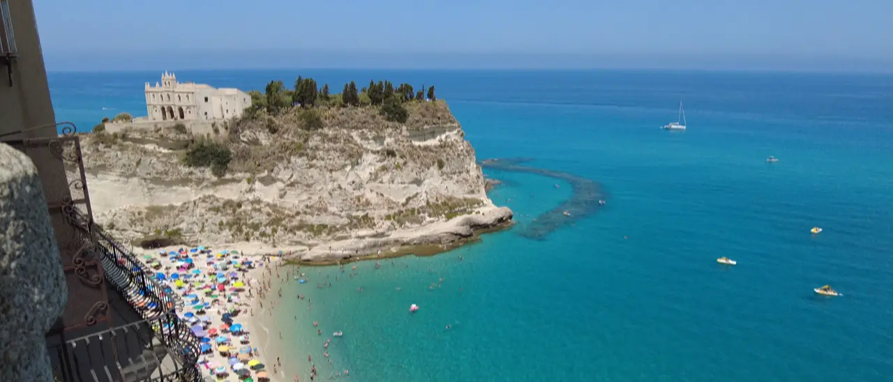 Turismo a Tropea, arrivi stabili ma soggiorni più lunghi: a luglio crescono i pernottamenti\n