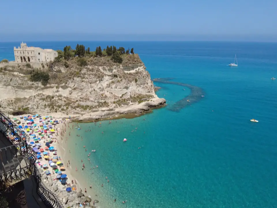 Turismo a Tropea, arrivi stabili ma soggiorni più lunghi: a luglio crescono i pernottamenti