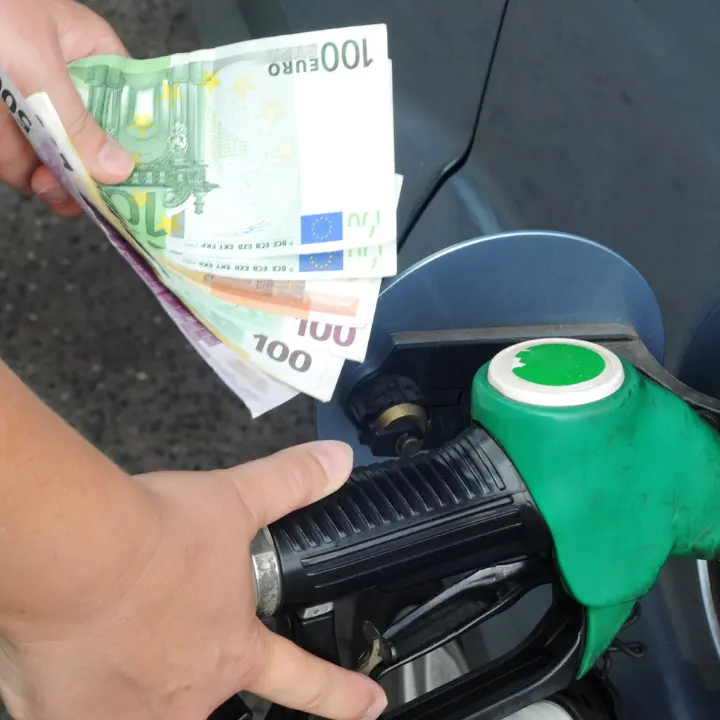 Sconto sul diesel\u00A0prorogato fino al 5 settembre: il governo tassa le big dell'energia per coprire la manovra\n