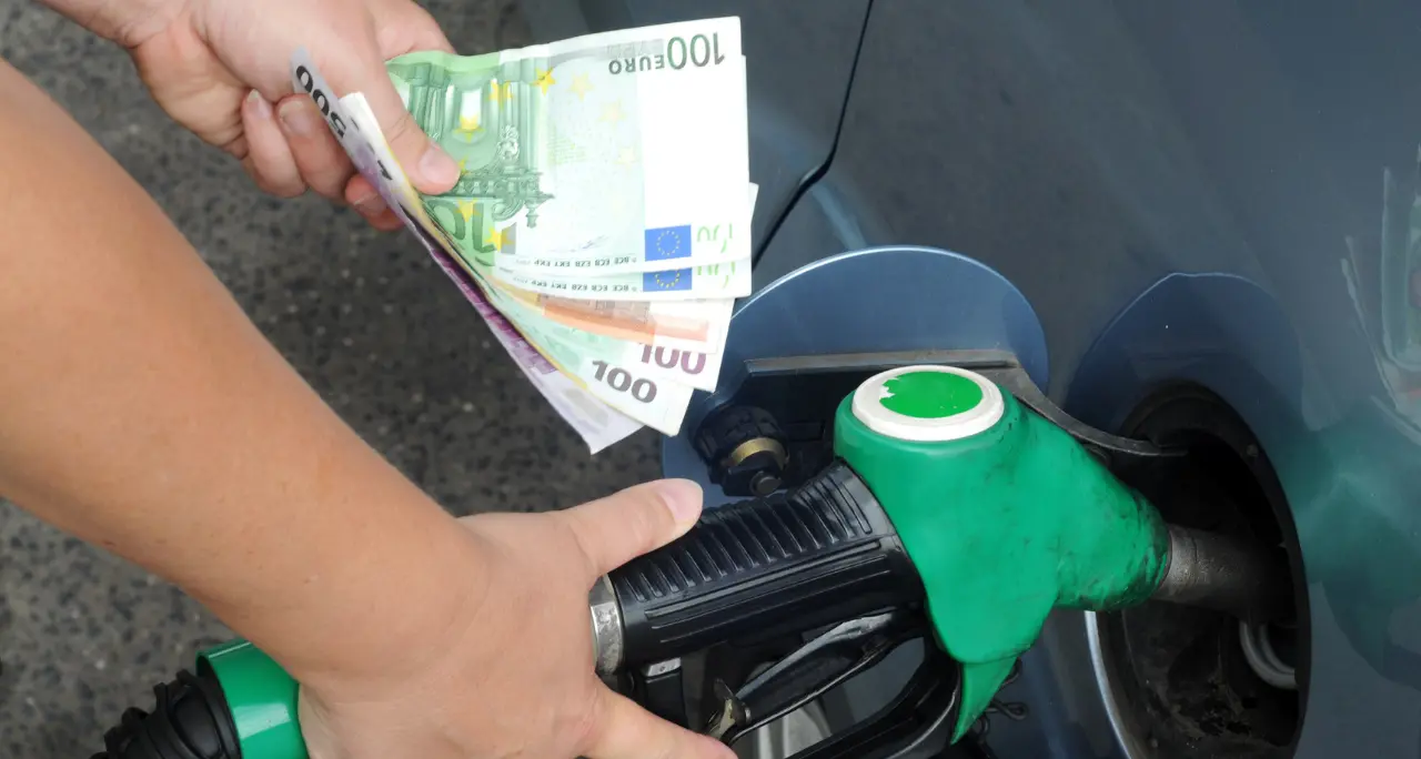 Sconto sul diesel\u00A0prorogato fino al 5 settembre: il governo tassa le big dell'energia per coprire la manovra\n