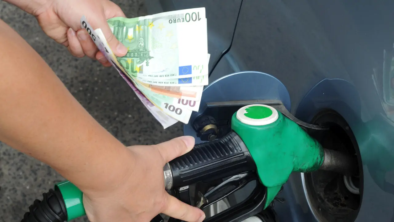 Sconto sul diesel\u00A0prorogato fino al 5 settembre: il governo tassa le big dell'energia per coprire la manovra\n