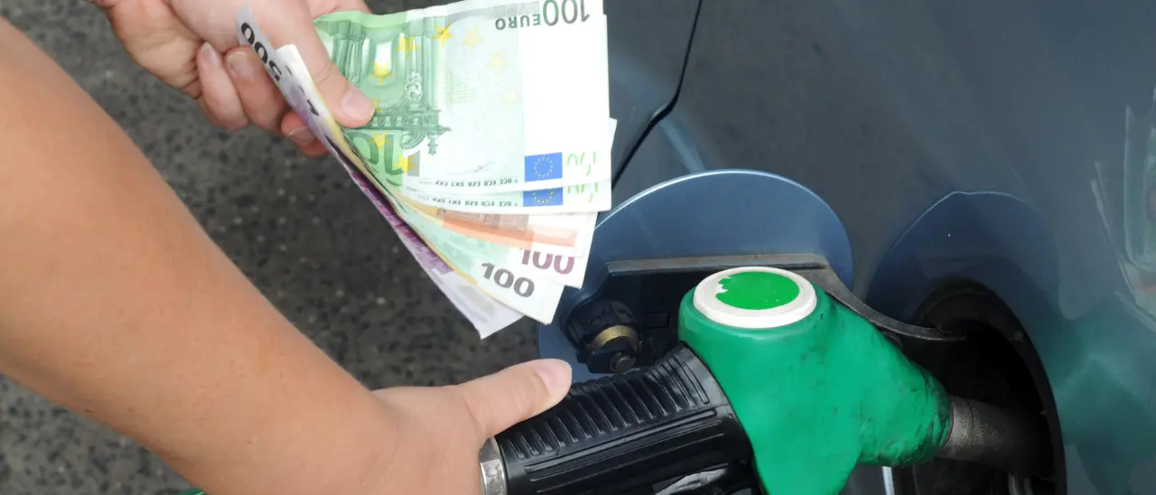 Sconto sul diesel\u00A0prorogato fino al 5 settembre: il governo tassa le big dell'energia per coprire la manovra\n
