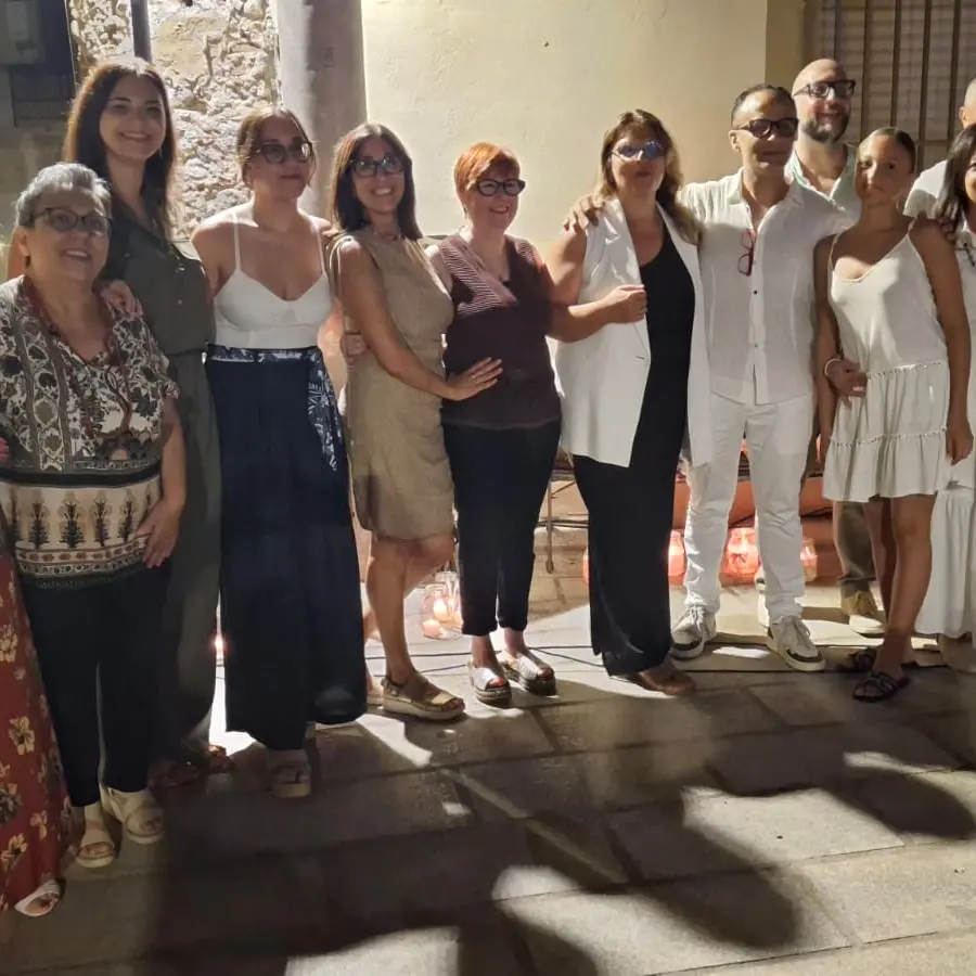 Rizziconi riscopre la forza della poesia nel cuore del borgo antico: “Il tempo di un verso” conquista pubblico e comunità\n