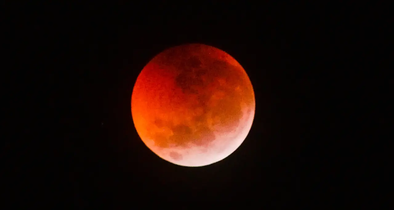 Eclissi di Luna il 28 agosto, lo spettacolo all’alba: ecco quando vederla in Calabria e quanto durerà\n