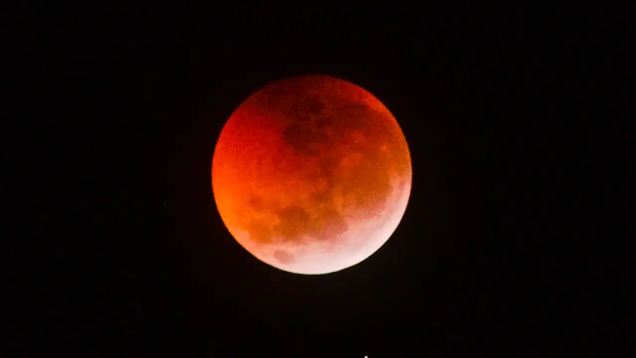 Eclissi di Luna il 28 agosto, lo spettacolo all’alba: ecco quando vederla in Calabria e quanto durerà\n