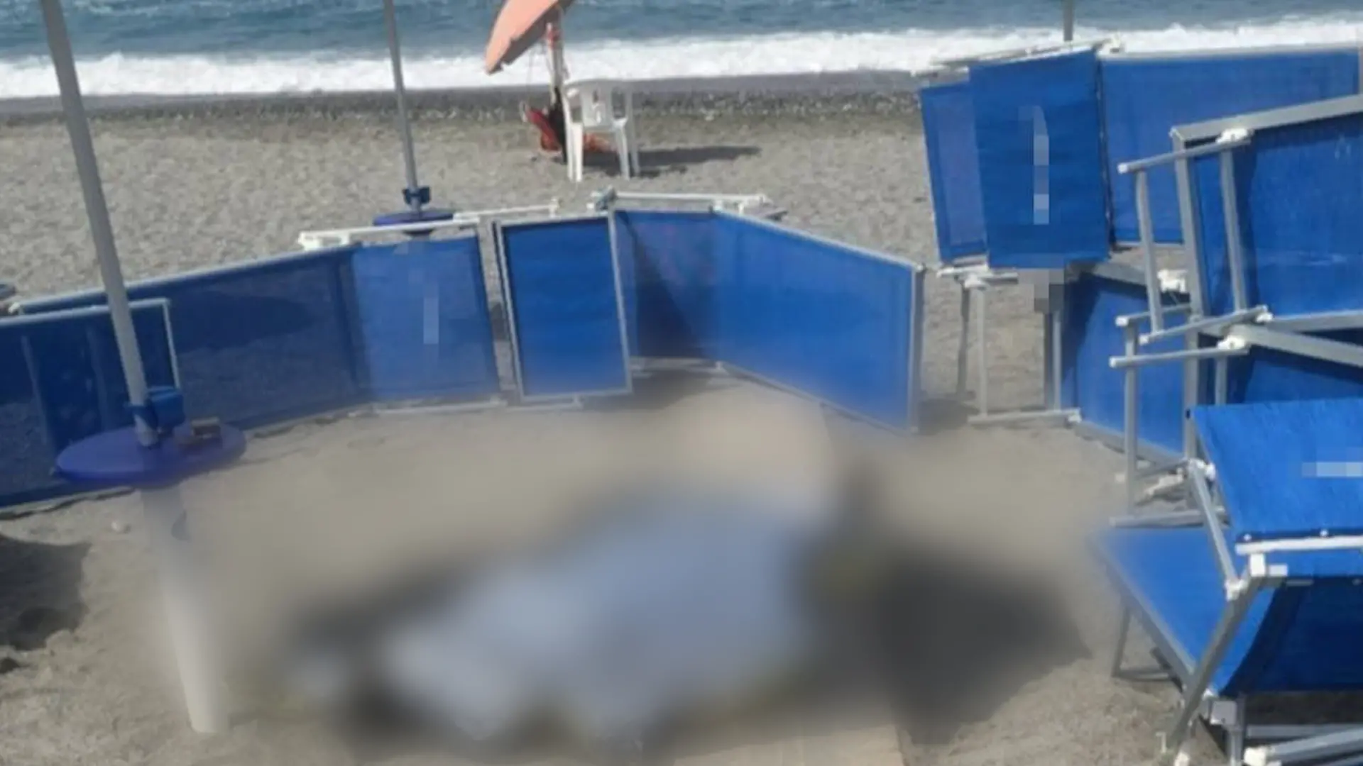 <p>La salma dell'uomo coperta da un telo&nbsp;</p>\\n
