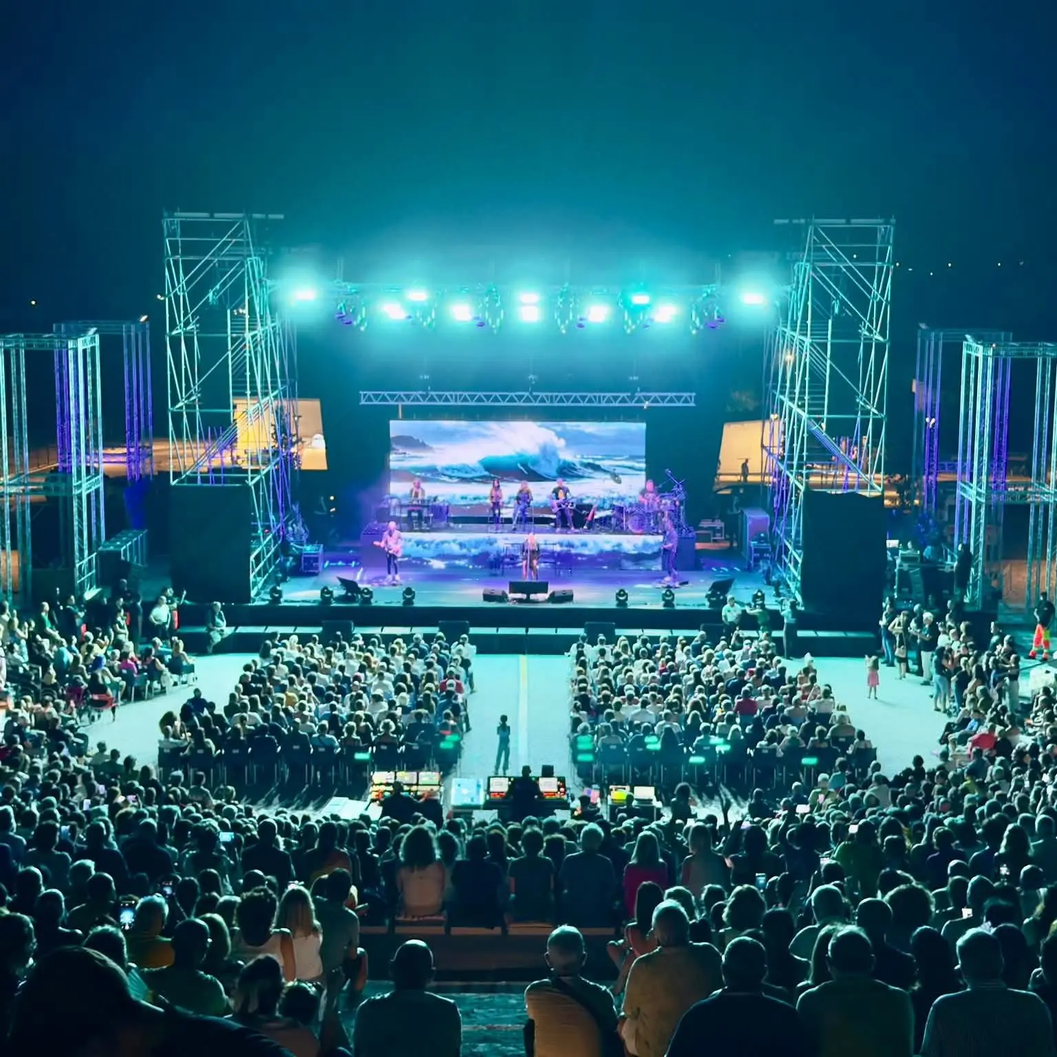 Locri, l’energia rock di Loredana Bertè travolge l’arena Epizephiri\n