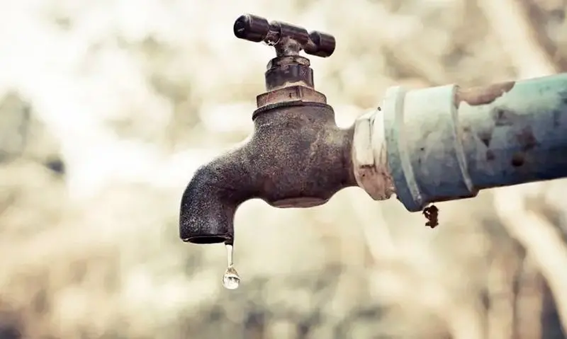 Quartieri di Cosenza senz’acqua, il Comune: «Stiamo monitorando l’intero tracciato della rete idrica»\n