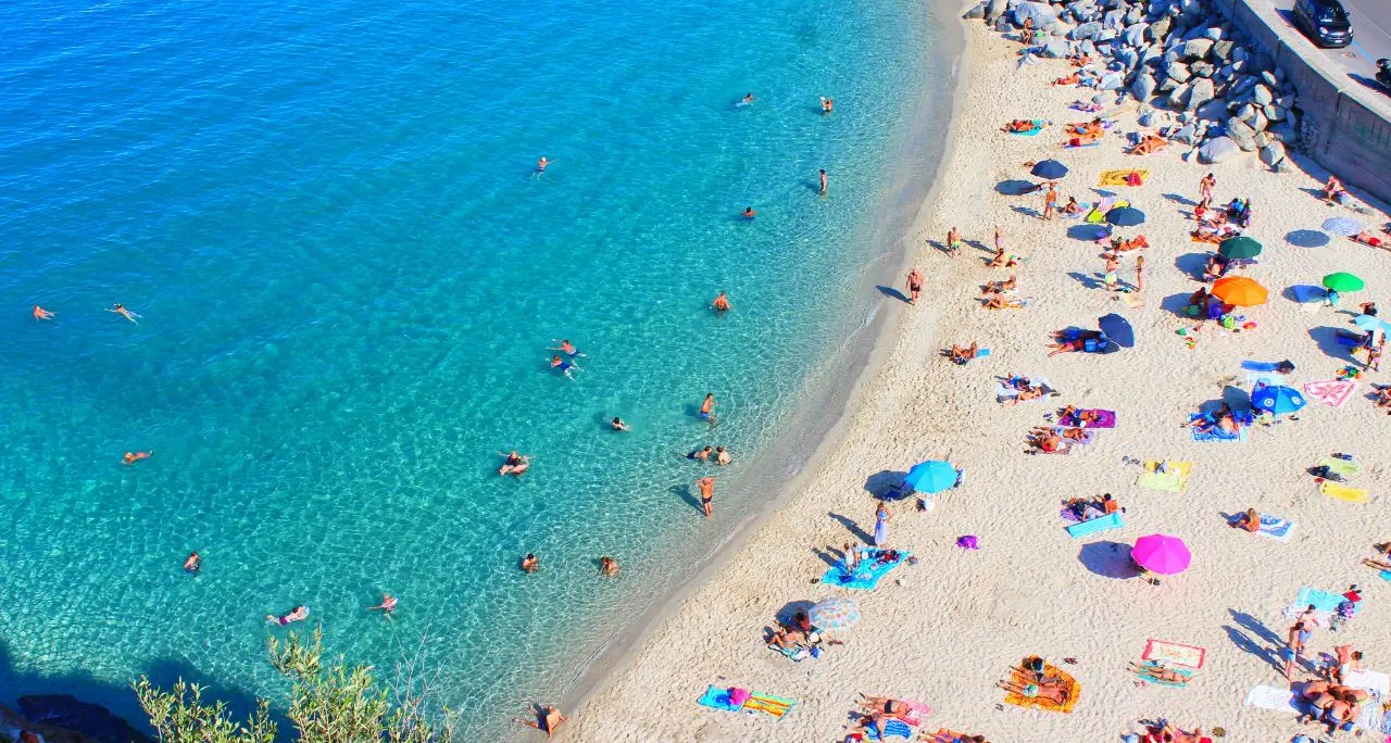 <p>Vacanze estive, <span style=\"color:hsl(0, 75%, 60%);\">conto più salato in Calabria</span>: regione sul podio dei rincari con Liguria e Puglia</p>