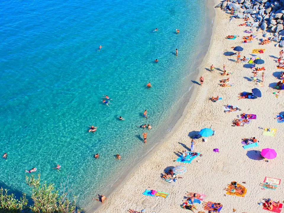 Vacanze estive, conto più salato in Calabria: regione sul podio dei rincari con Liguria e Puglia