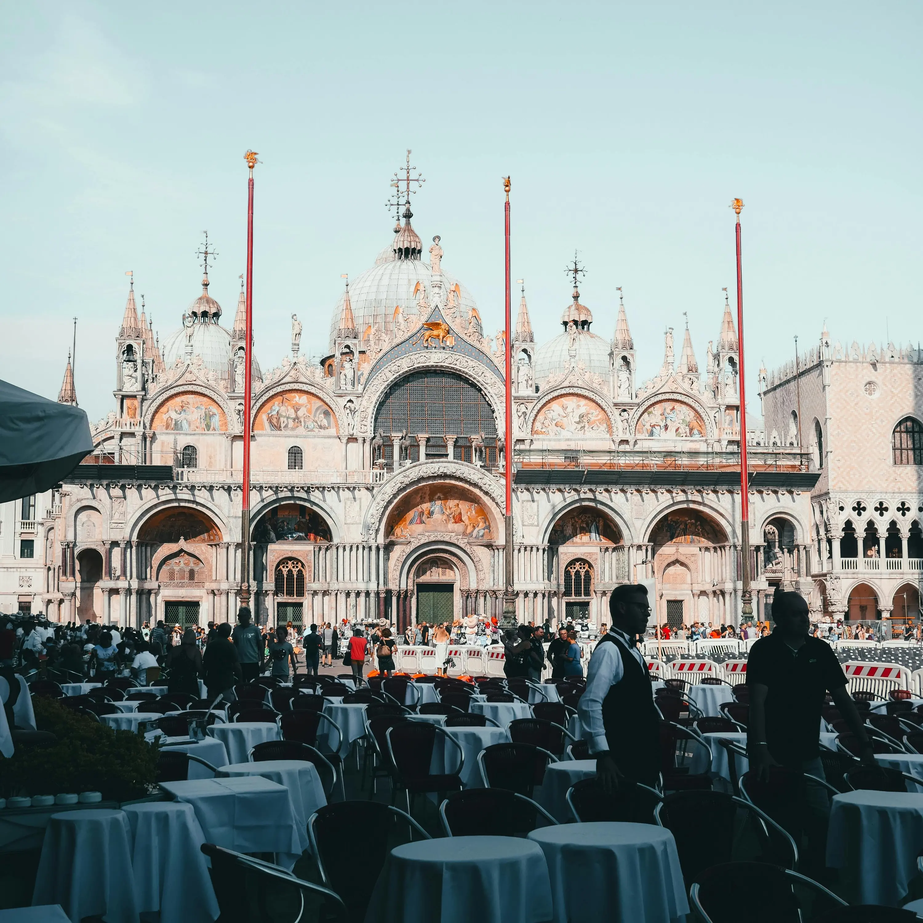 Cresce la spesa per la cultura: gli italiani spendono 108 euro al mese, boom dei weekend\n