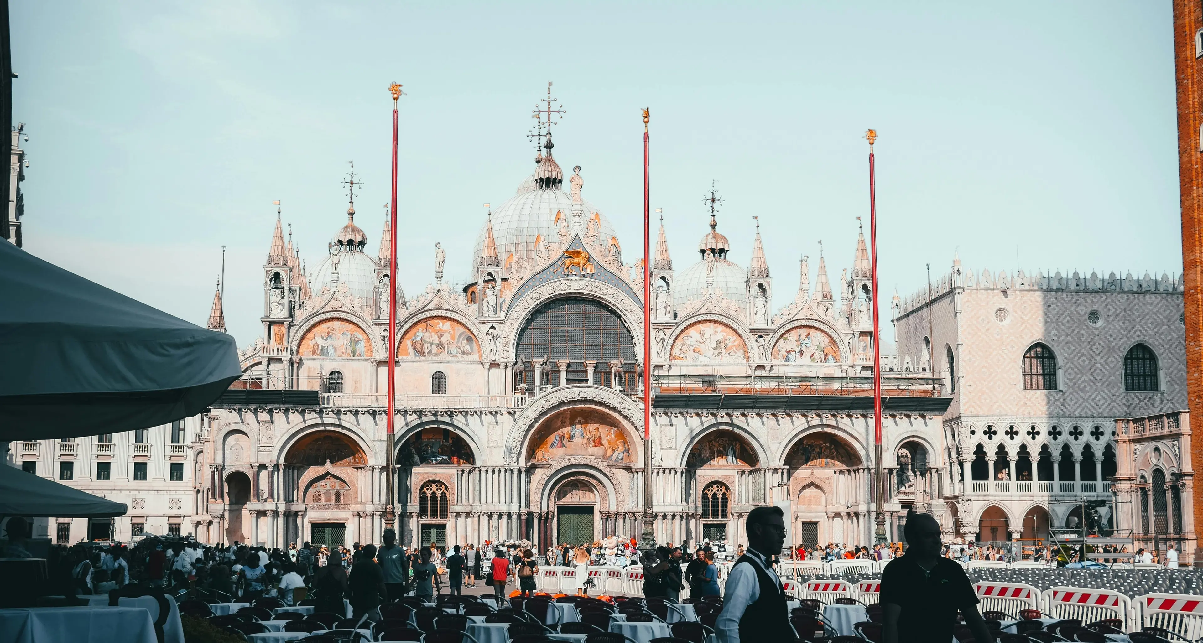 Cresce la spesa per la cultura: gli italiani spendono 108 euro al mese, boom dei weekend\n