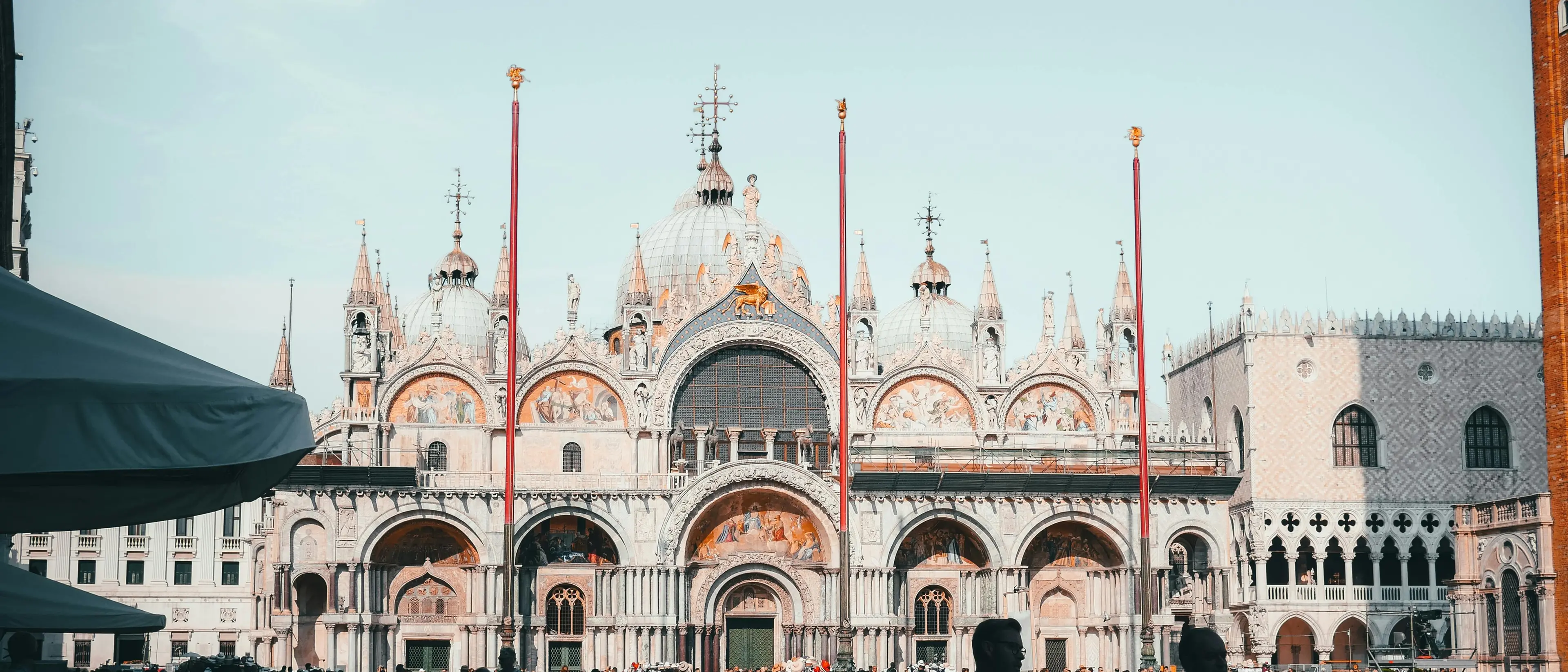 Cresce la spesa per la cultura: gli italiani spendono 108 euro al mese, boom dei weekend\n