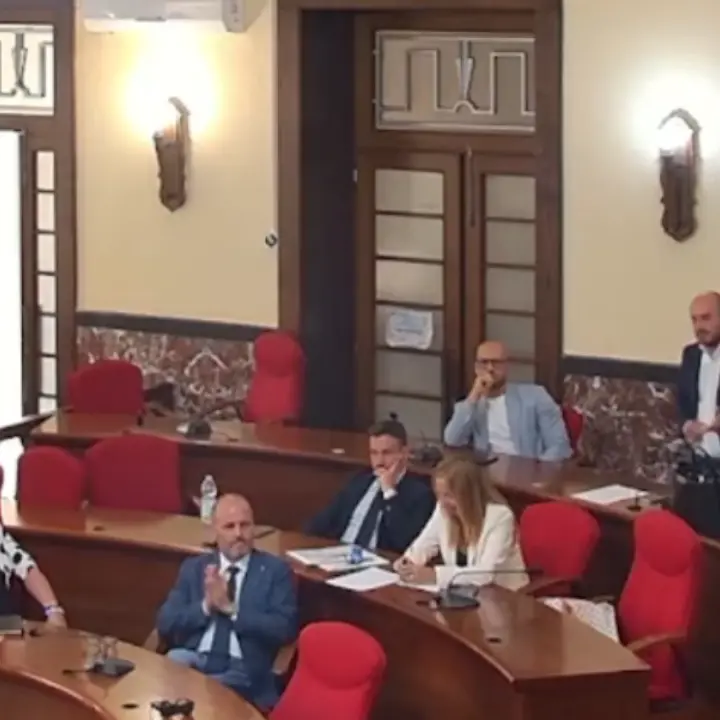 <p>Consiglio comunale di Vibo, la maggioranza lascia l’aula e saltano asili nido e Polo universitario: l’opposizione insorge e si appella al Prefetto</p>
