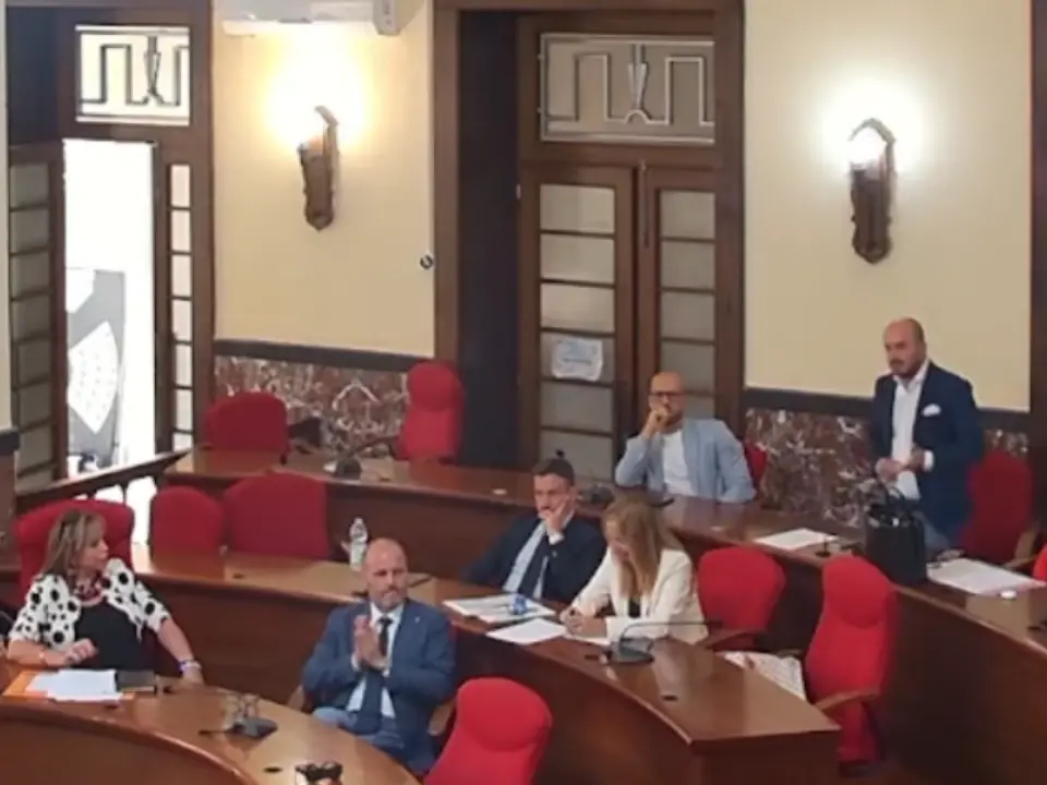 Consiglio comunale di Vibo, la maggioranza lascia l’aula e saltano asili nido e Polo universitario: l’opposizione insorge e si appella al Prefetto