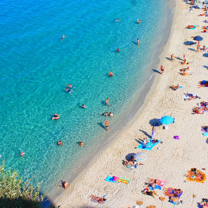 <p>Turismo a Tropea, a luglio stesso numero di presenze del 2025 ma soggiorni più lunghi: il primo bilancio dell’estate agli sgoccioli</p>