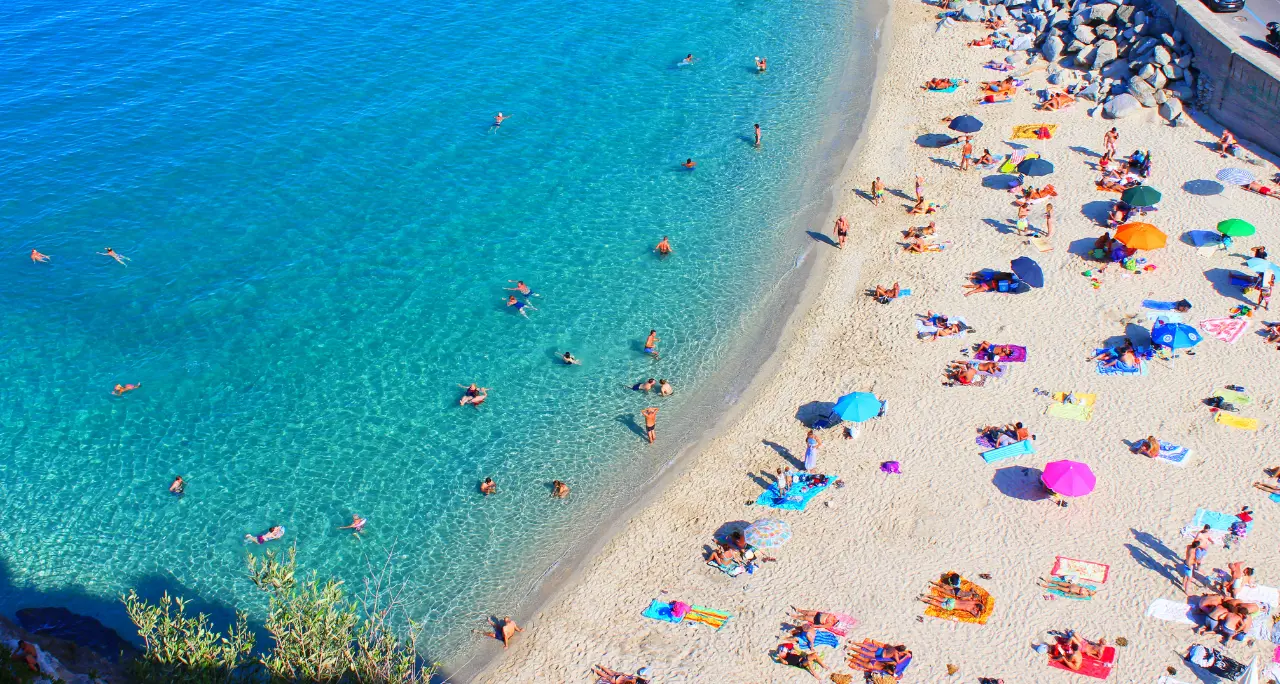 Turismo a Tropea, a luglio stesso numero di presenze del 2025 ma\u00A0soggiorni più lunghi: il primo bilancio dell’estate agli sgoccioli\n