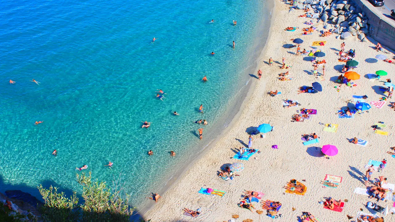 Turismo a Tropea, a luglio stesso numero di presenze del 2025 ma\u00A0soggiorni più lunghi: il primo bilancio dell’estate agli sgoccioli\n