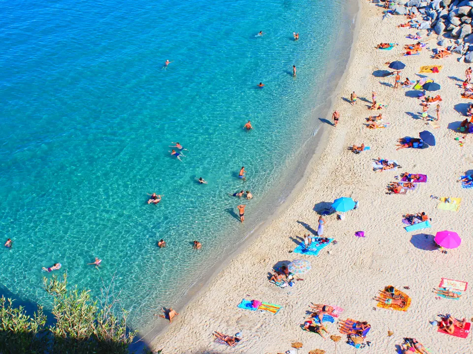 Turismo a Tropea, a luglio stesso numero di presenze del 2025 ma soggiorni più lunghi: il primo bilancio dell’estate agli sgoccioli