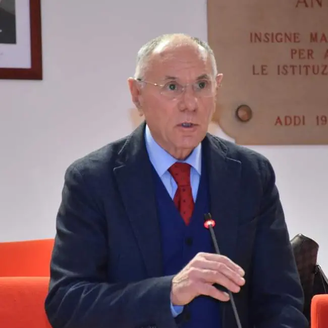 Gioia Tauro, dopo l’intimidazione al sindaco Scarcella vandalizzato l’ingresso di Aldo Alessio: «Fermare questa violenza»\n