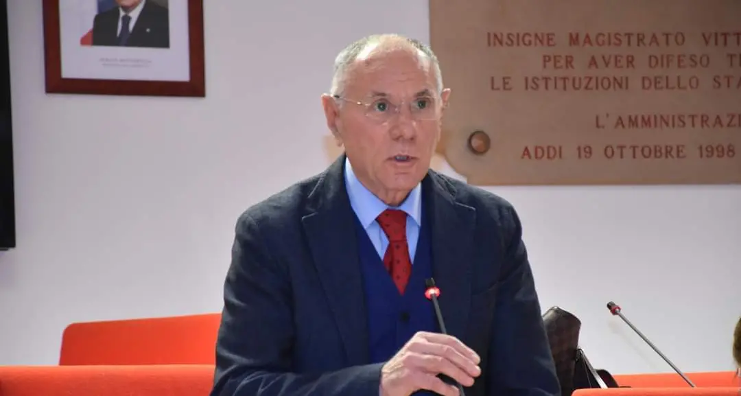 Gioia Tauro, dopo l’intimidazione al sindaco Scarcella vandalizzato l’ingresso di Aldo Alessio: «Fermare questa violenza»\n