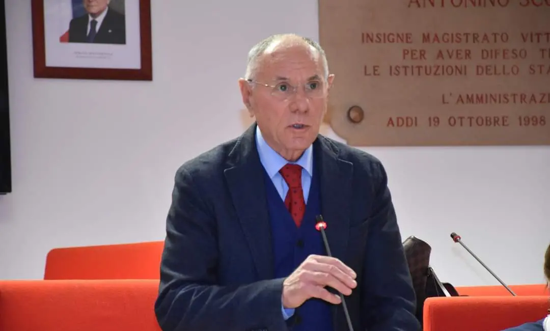 Gioia Tauro, dopo l’intimidazione al sindaco Scarcella vandalizzato l’ingresso di Aldo Alessio: «Fermare questa violenza»\n