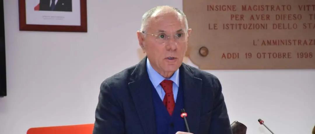 Gioia Tauro, dopo l’intimidazione al sindaco Scarcella vandalizzato l’ingresso di Aldo Alessio: «Fermare questa violenza»\n