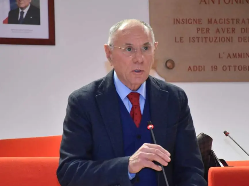Gioia Tauro, dopo l’intimidazione al sindaco Scarcella vandalizzato l’ingresso di Aldo Alessio: «Fermare questa violenza»