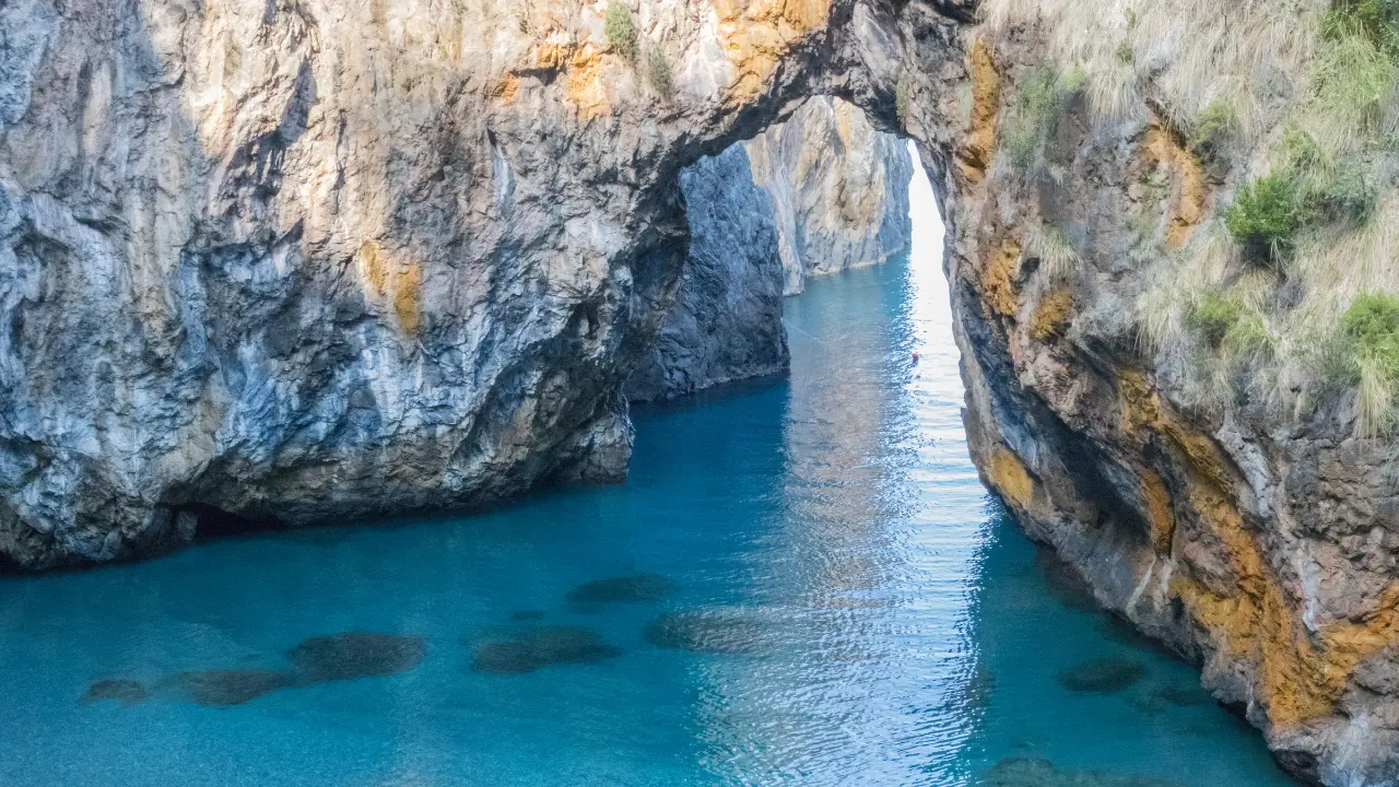 Arcomagno da record: 40mila visitatori in tre mesi e boom di turisti stranieri\u00A0a San Nicola Arcella\n