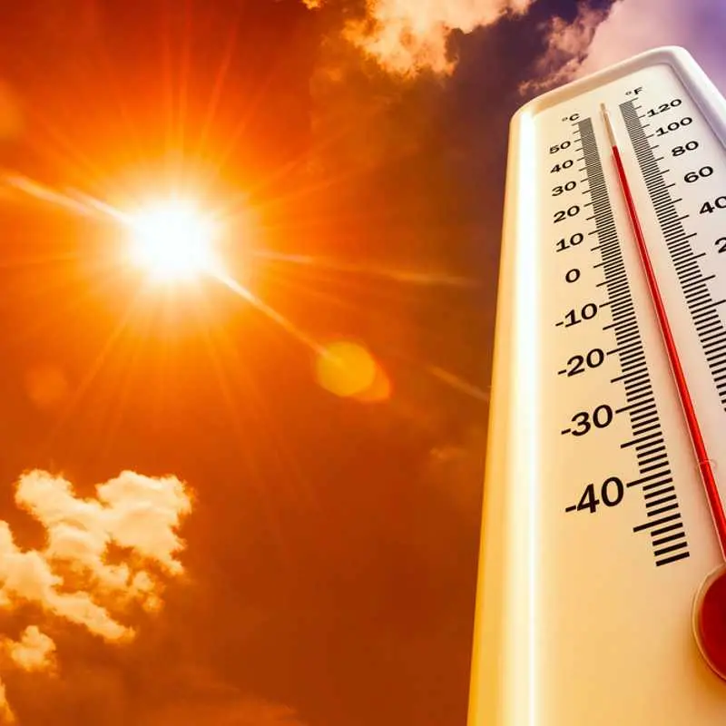 Oggi la Calabria è (quasi) tutta rossa, il picco del caldo è arrivato: fino a 48 gradi percepiti\n