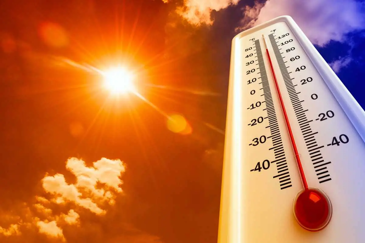 Oggi la Calabria è (quasi) tutta rossa, il picco del caldo è arrivato: fino a 48 gradi percepiti\n