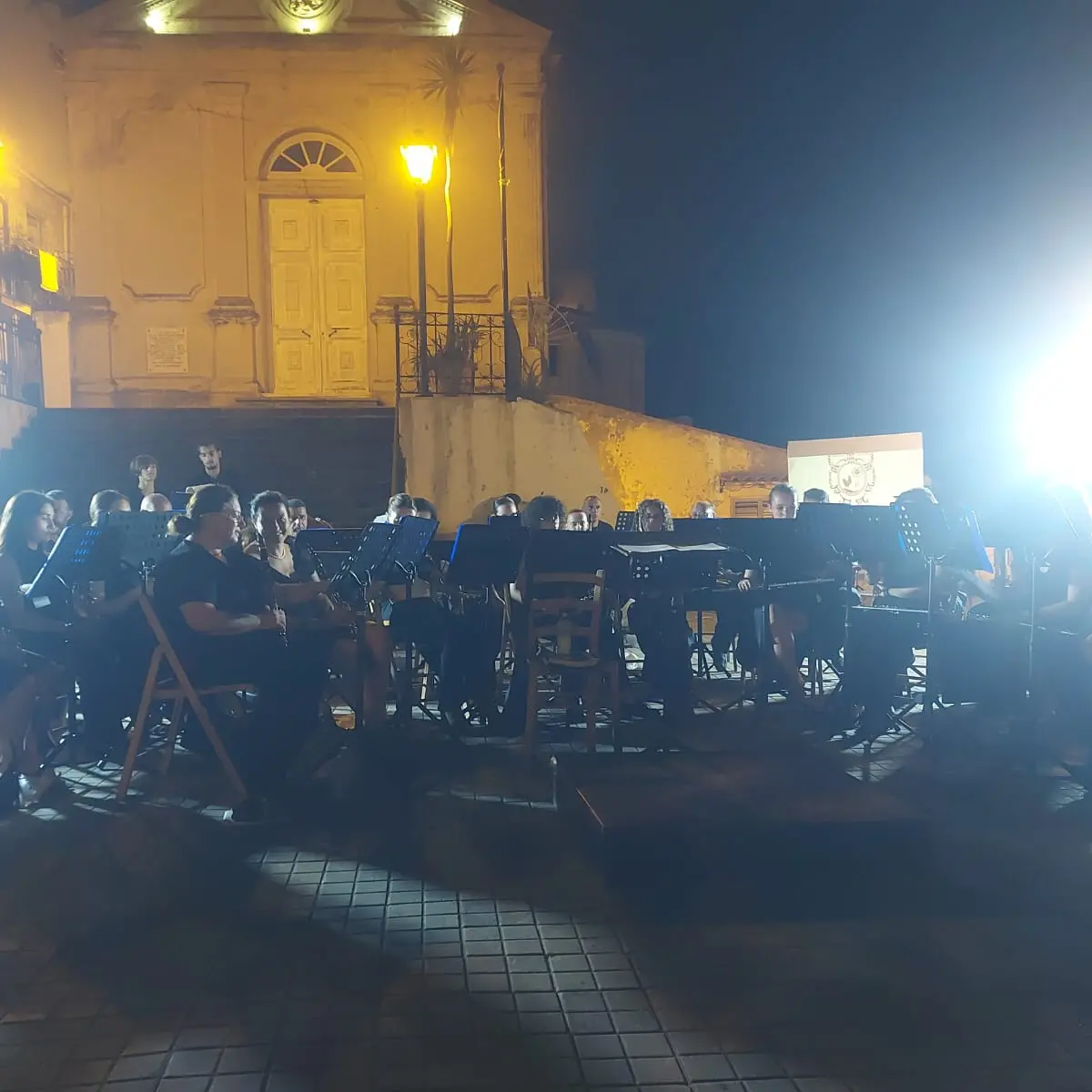 Il Complesso Bandistico \"Clemente Scarano\" incanta Chianalea sotto la guida del Maestro Domenico Tedesco\n