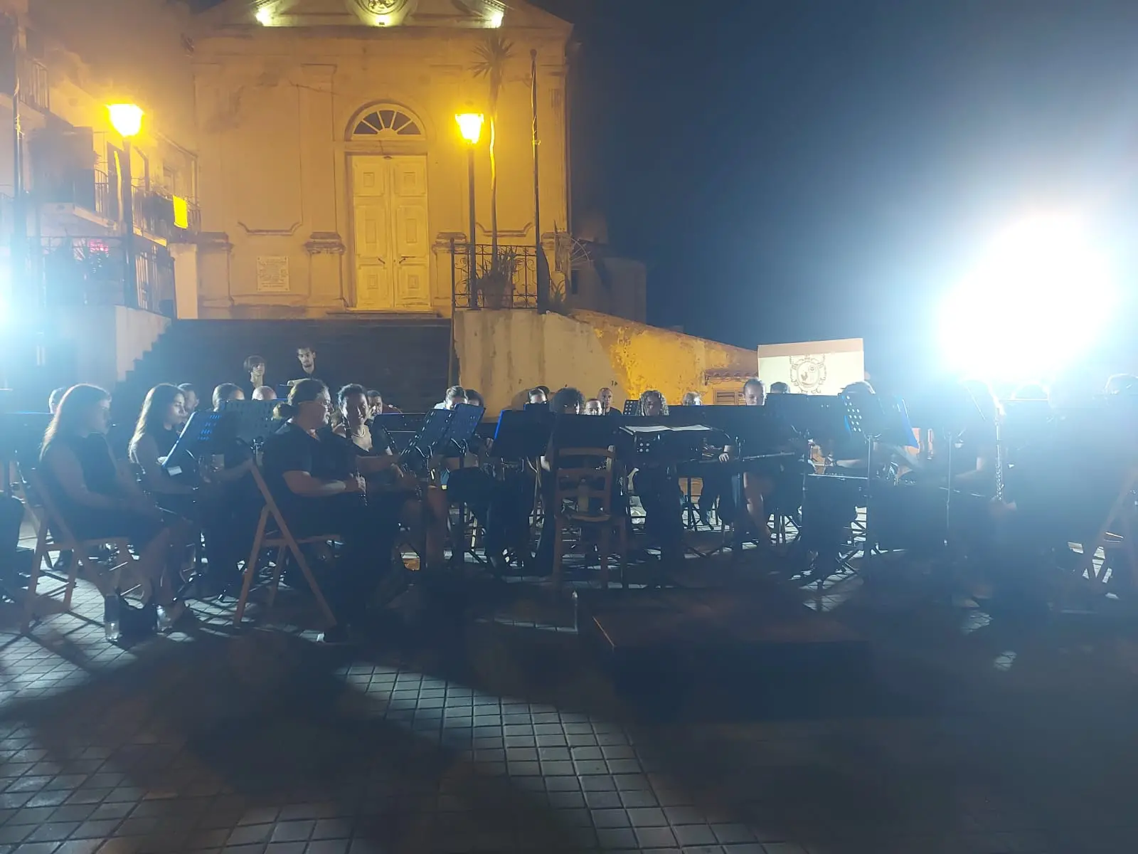 Il Complesso Bandistico \"Clemente Scarano\" incanta Chianalea sotto la guida del Maestro Domenico Tedesco\n