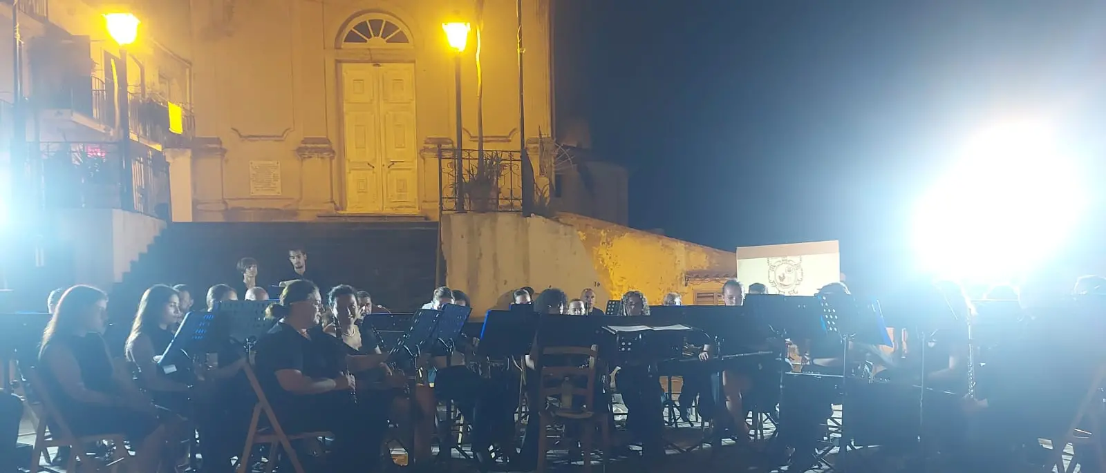 Il Complesso Bandistico \"Clemente Scarano\" incanta Chianalea sotto la guida del Maestro Domenico Tedesco\n