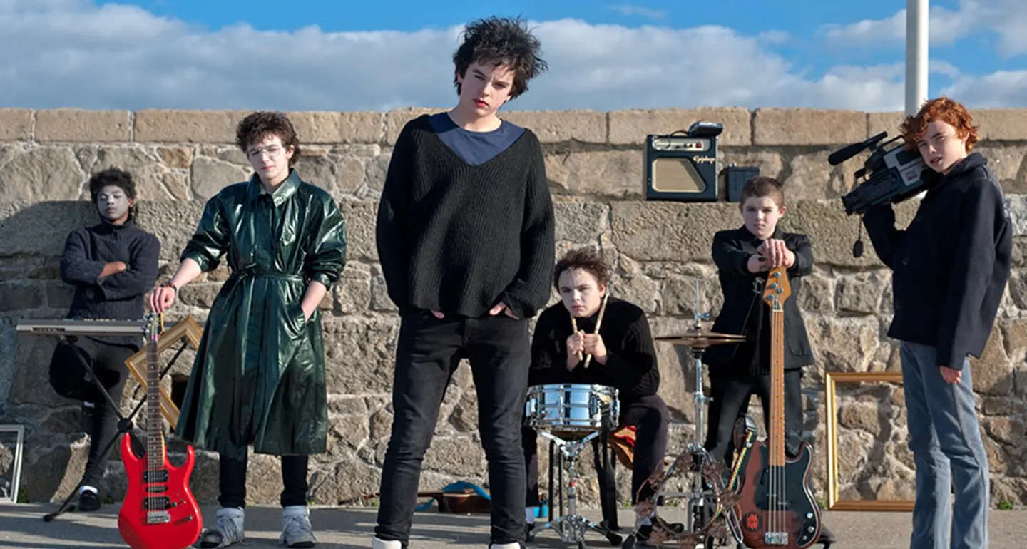Cinema sotto le stelle al porto di Vibo Marina, gran finale con “Sing Street” tra musica, adolescenza e voglia di libertà\n