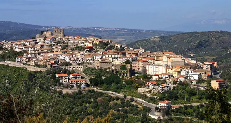 Il 2 settembre la presentazione di “Squillace – Santuario Madonna del Ponte”, curata da Carlo Mauro\n