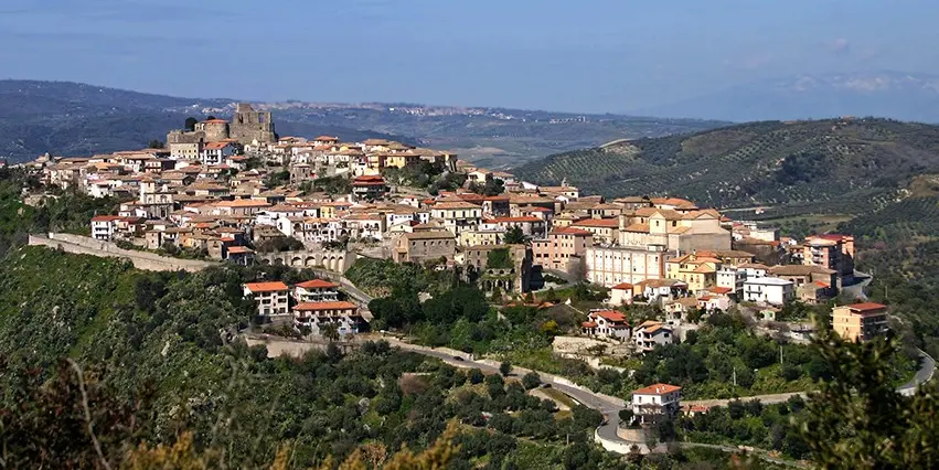 Il 2 settembre la presentazione di “Squillace – Santuario Madonna del Ponte”, curata da Carlo Mauro\n